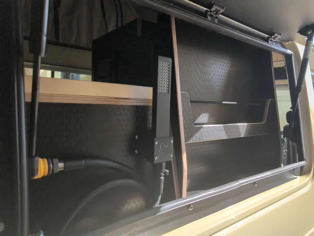 clip-storage-shower-compartment.webp