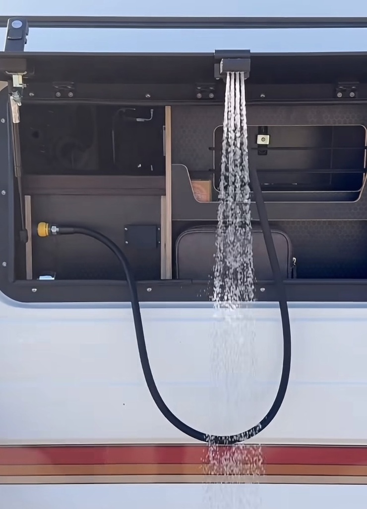 clip-gullwing-shower-on.webp
