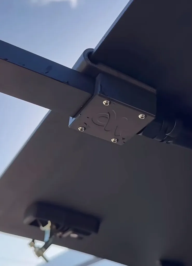 clip-gullwing-closeup.webp